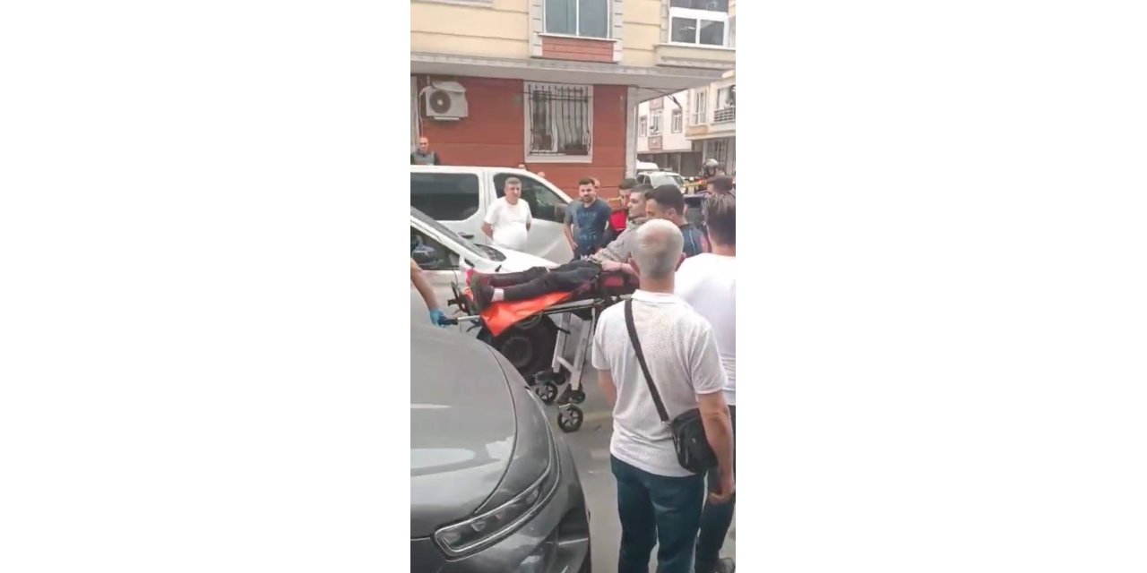 İstanbul - Küçükçekmece’de polise bıçak çekerek direnen şüpheli, bacağından vurularak etkisiz hale getirildi