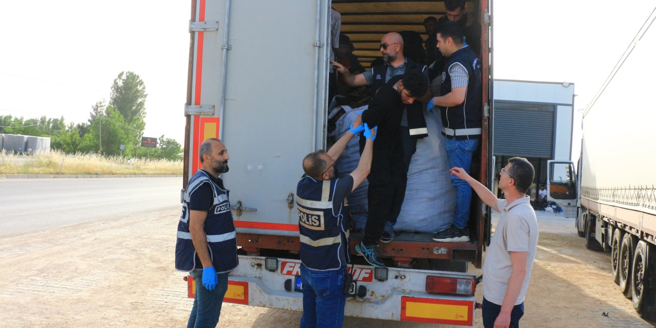 Tokat'ta durdurulan TIR'da 17 kaçak göçmen yakalandı; 2 gözaltı