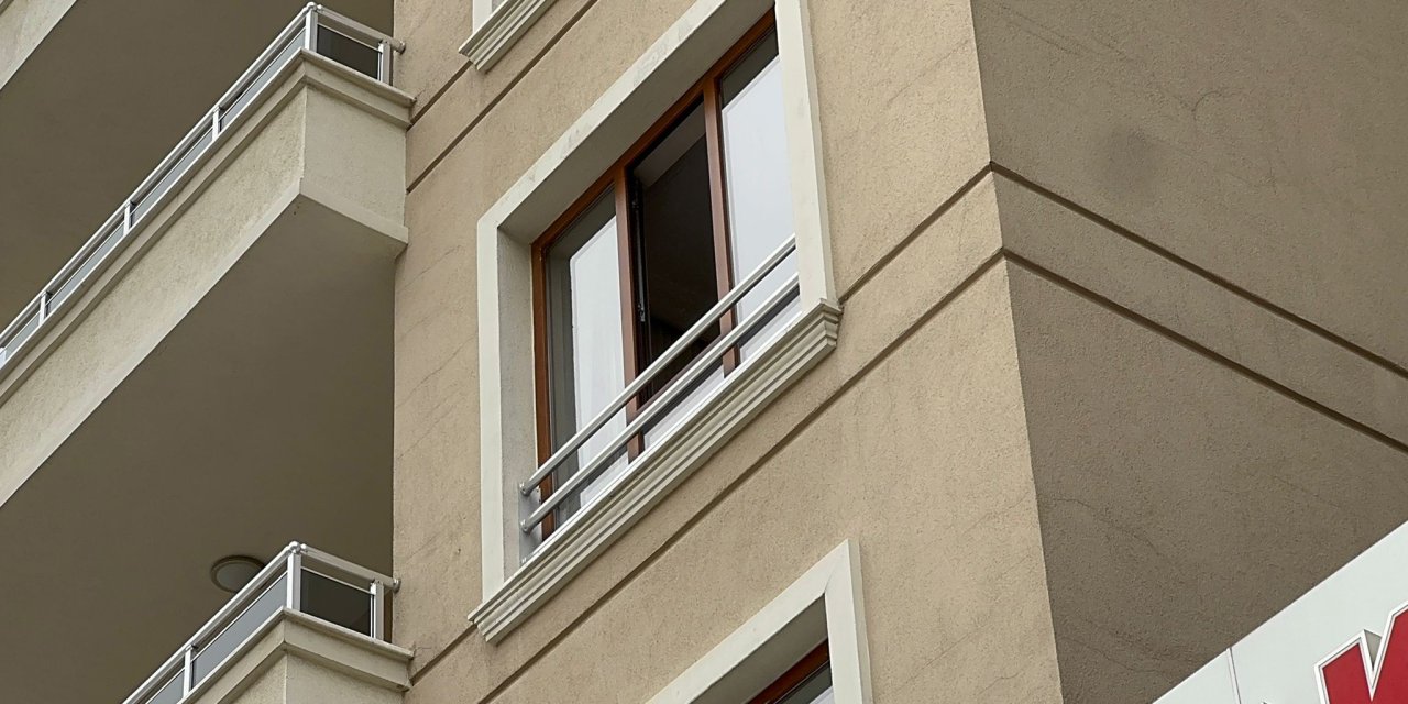 Eşini bıçakla öldürüp, başında bekledi