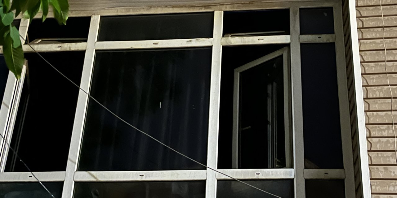 İş merkezinin 2'nci katında kilitli kalan alkollü kişi, pencereden inmek isterken düştü