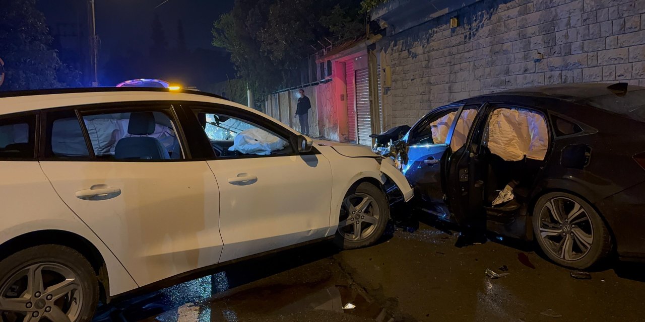 Kocaeli'de iki otomobil çarpıştı: 6 yaralı