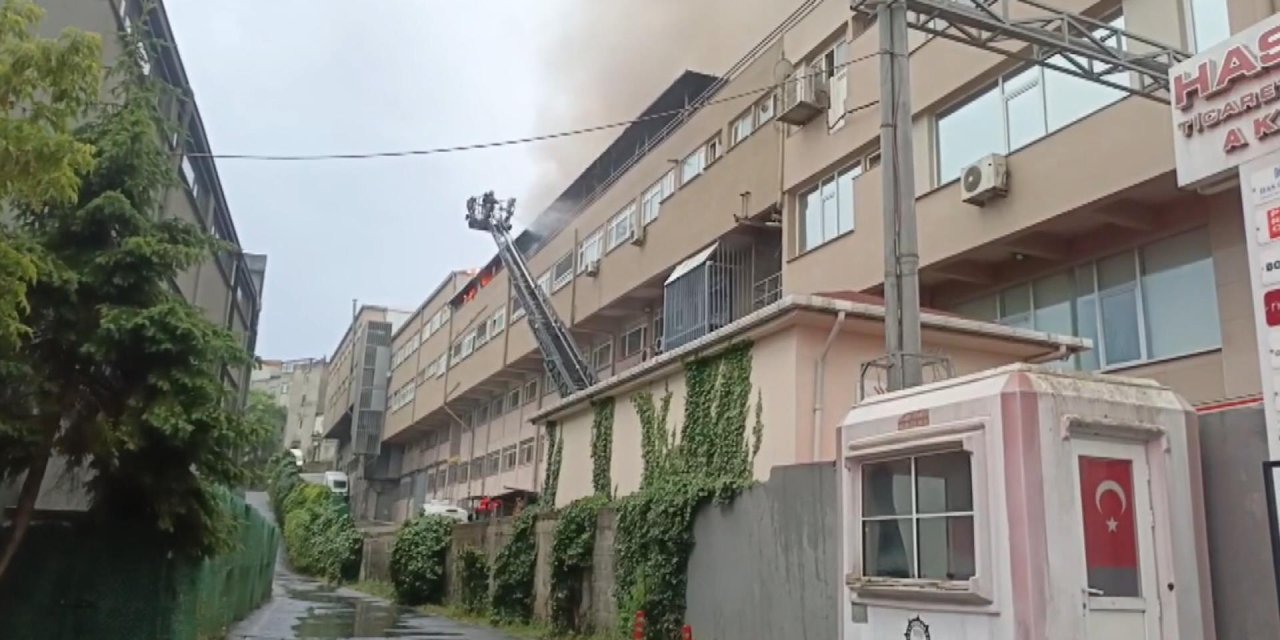 İstanbul - Eyüpsultan'da tekstil firmasında çıkan yangın söndürüldü