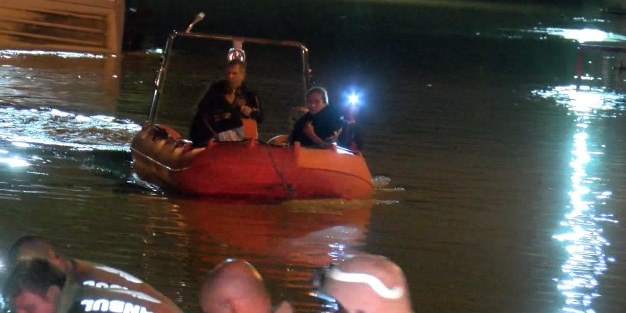 Halkalı'da Kafenin Çatısında Mahsur Kalan 68 Kişi Botlarla Kurtarıldı