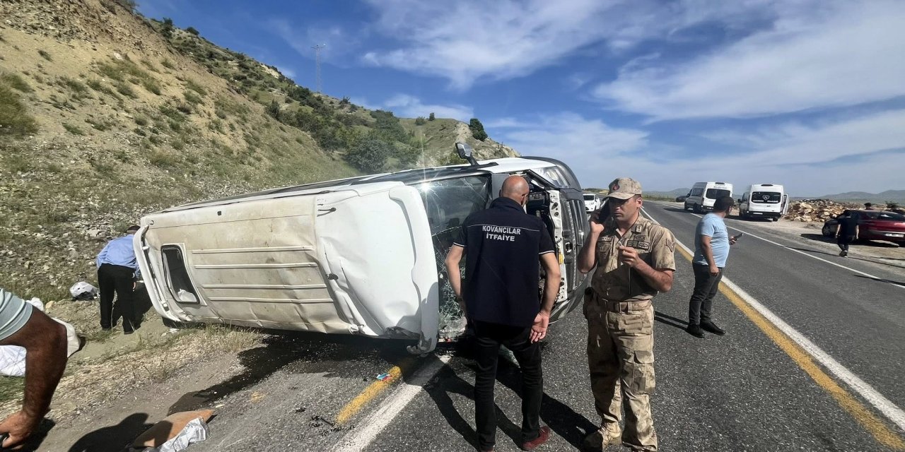 Elazığ'da minibüs takla attı; 3'ü ağır 7 yaralı