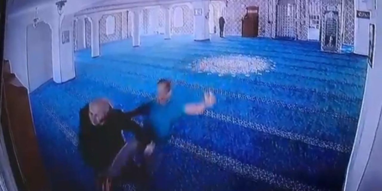 İstanbul - Maslak’ta camide telefonla konuşan adamı darbetti; o anlar kamerada