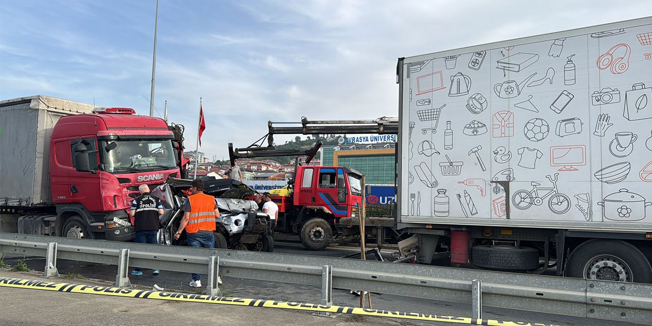 2 TIR'ın arasında sıkışan kamyonetteki 3 kişi yaralandı