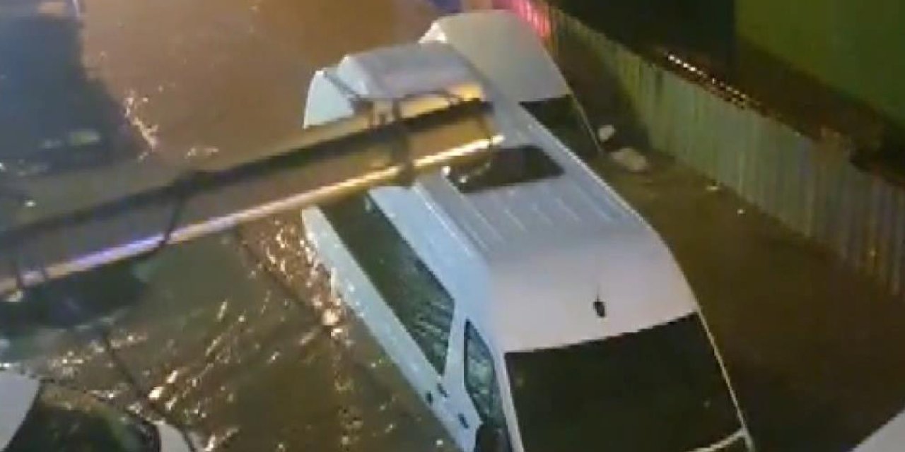 Küçükçekmece'de Sokaktaki Araçlar Sel Sularında Böyle Sürüklendi