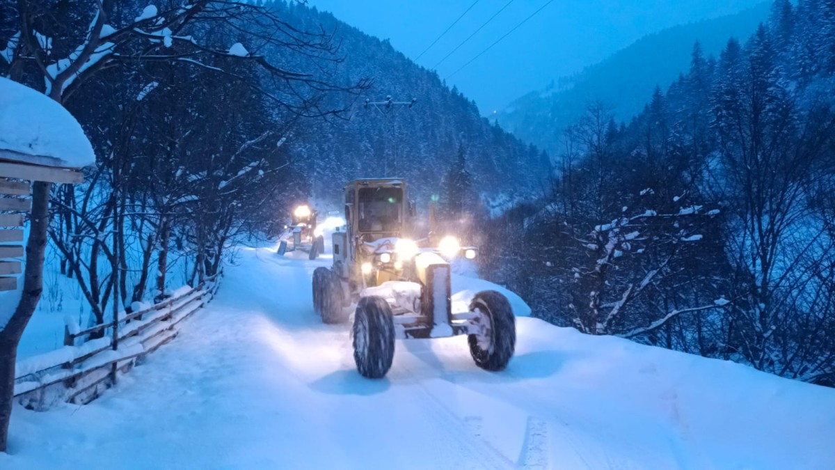 Rize İl Özel İdaresi Kar Engeline Takılan Yardım Araçları İçin Seferber Oldu