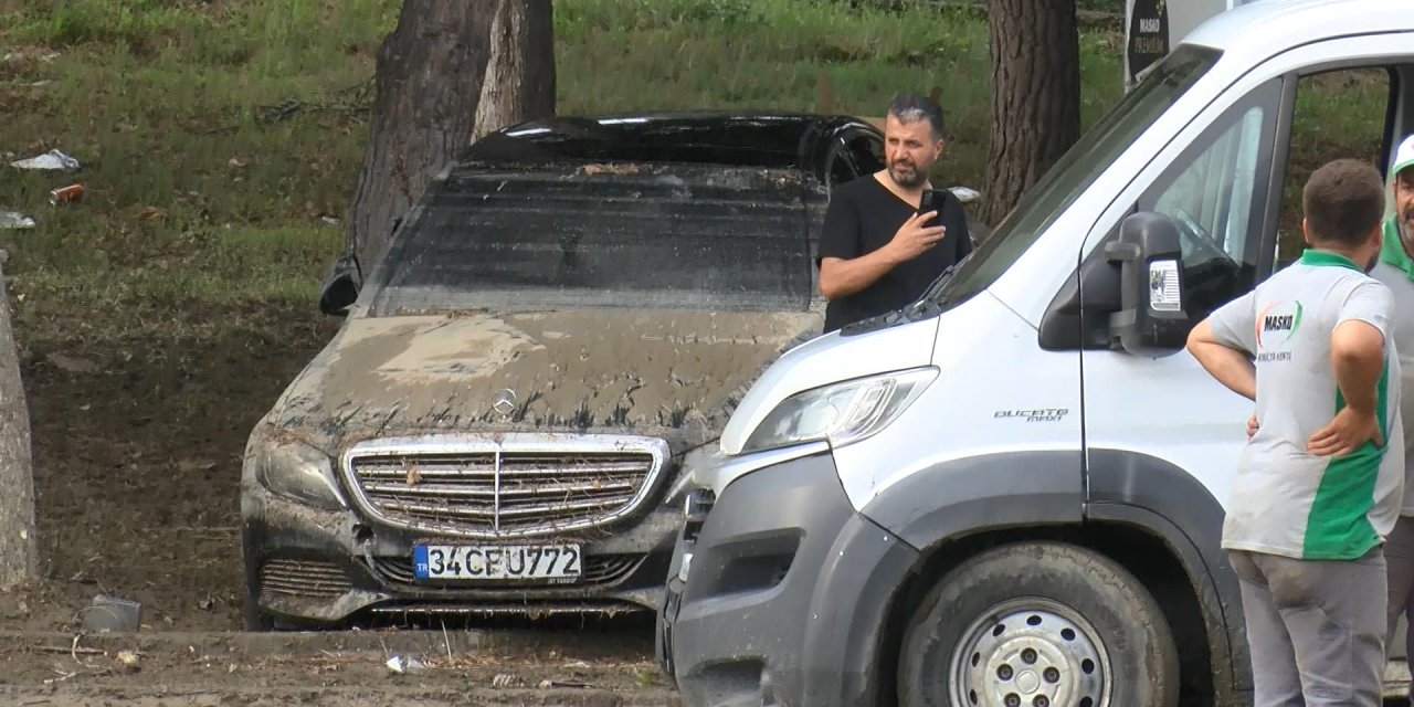 İkitelli'deki Mobilyacılar Sitesinde Esnaf Temizlik Çalışması Yapıyor