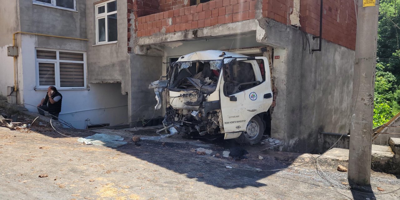 Kaza sonrası geriye doğru hareket eden kamyonet, evin garajına daldı: 2 yaralı