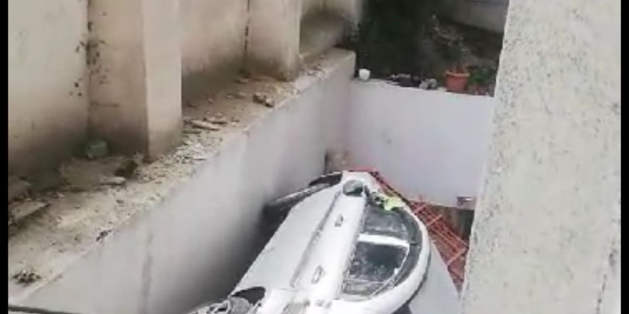 Kağıthane'de Çocukların İçinde Oynadığı Otomobil Apartman Boşluğuna Düştü