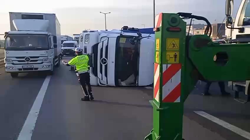 İstanbul - Pendik TEM Otoyolu'nda TIR devrildi; İstanbul yönünde yoğunluk -2