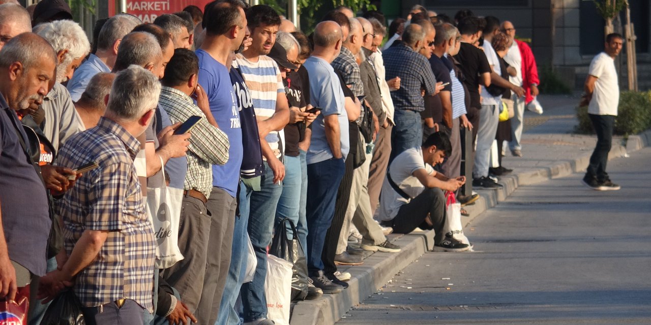 İzmir’de 23 bin işçi greve çıktı; otobüs duraklarında yoğunluk oluştu