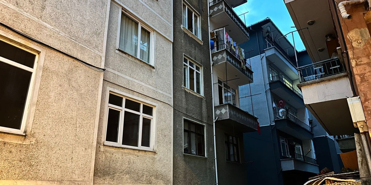 Artvin'de, Balkondan Düşen Depremzede Çocuk Öldü