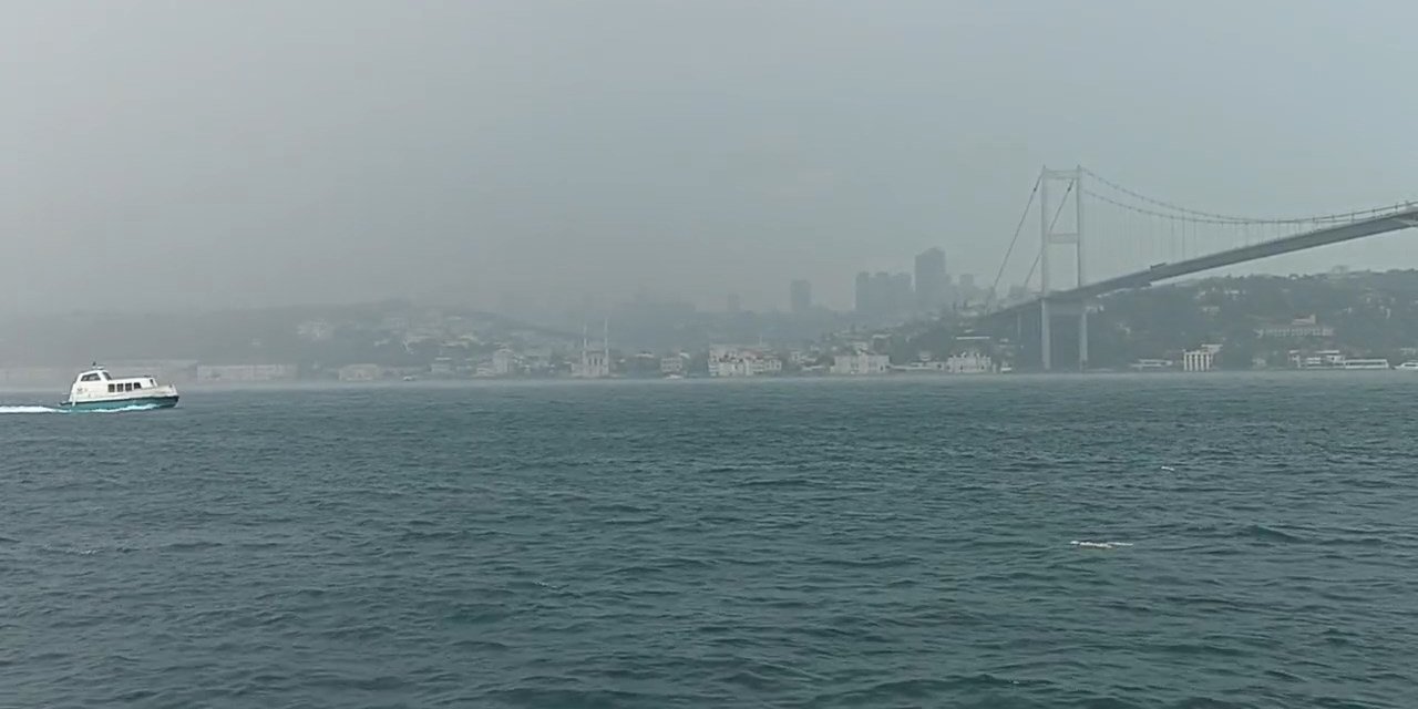 İstanbul'da sağanak ve dolu yağışı: Yollar göle döndü, ev ve iş yerlerini su bastı