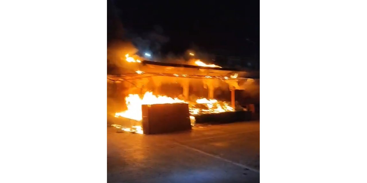 Sebze- meyve tezgahının alev alev yanması kamerada