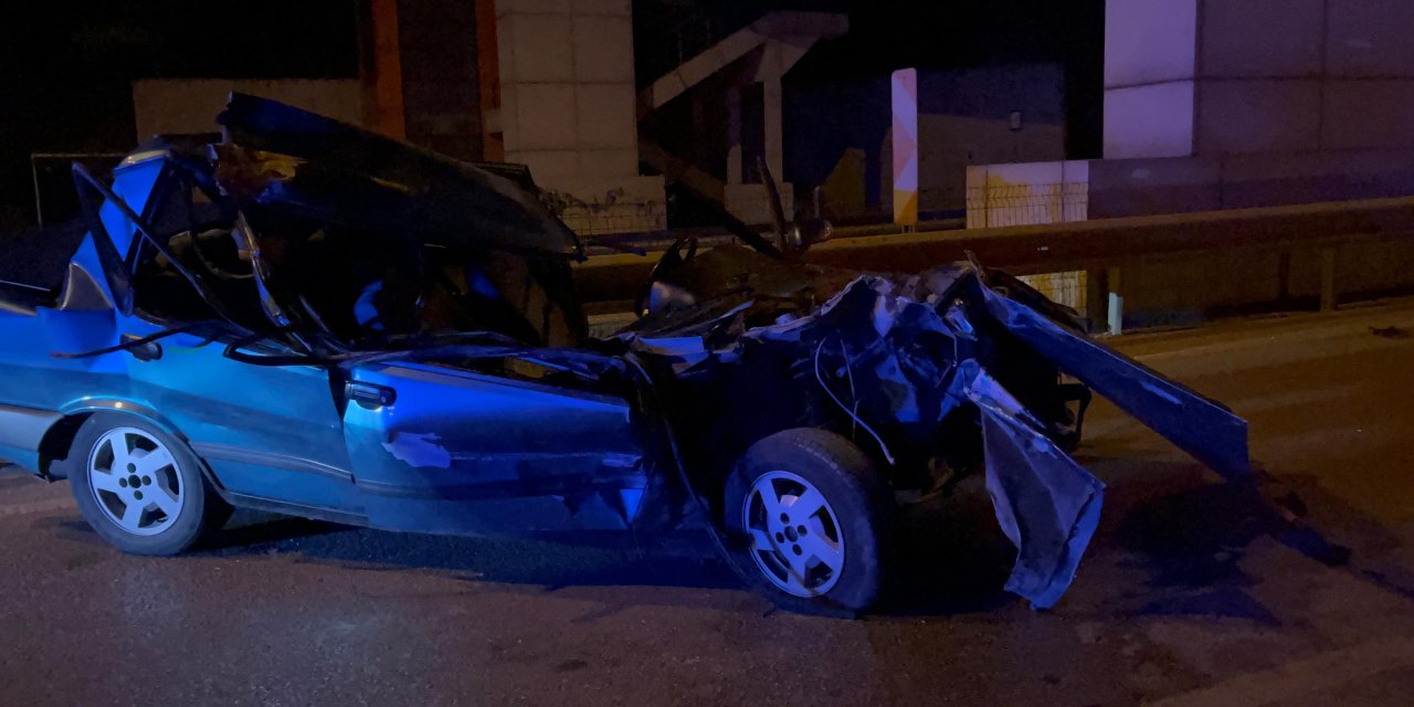 Bursa'da TIR'a arkadan çarpan otomobil hurdaya döndü; sürücü ağır yaralı