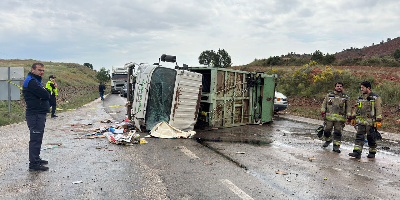 Belediyenin çöp kamyonu devrildi; 1 ölü, 1 yaralı