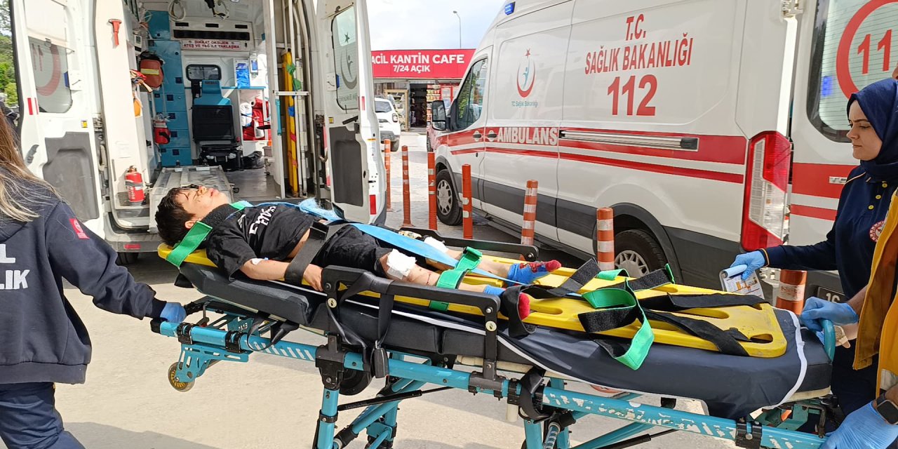 Bursa'da, otomobilin çarptığı motosikletteki 3 kişi yaralandı