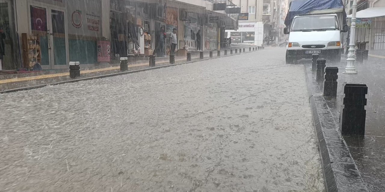 Amasya'da Sağanak Ve Dolu Etkili Oldu