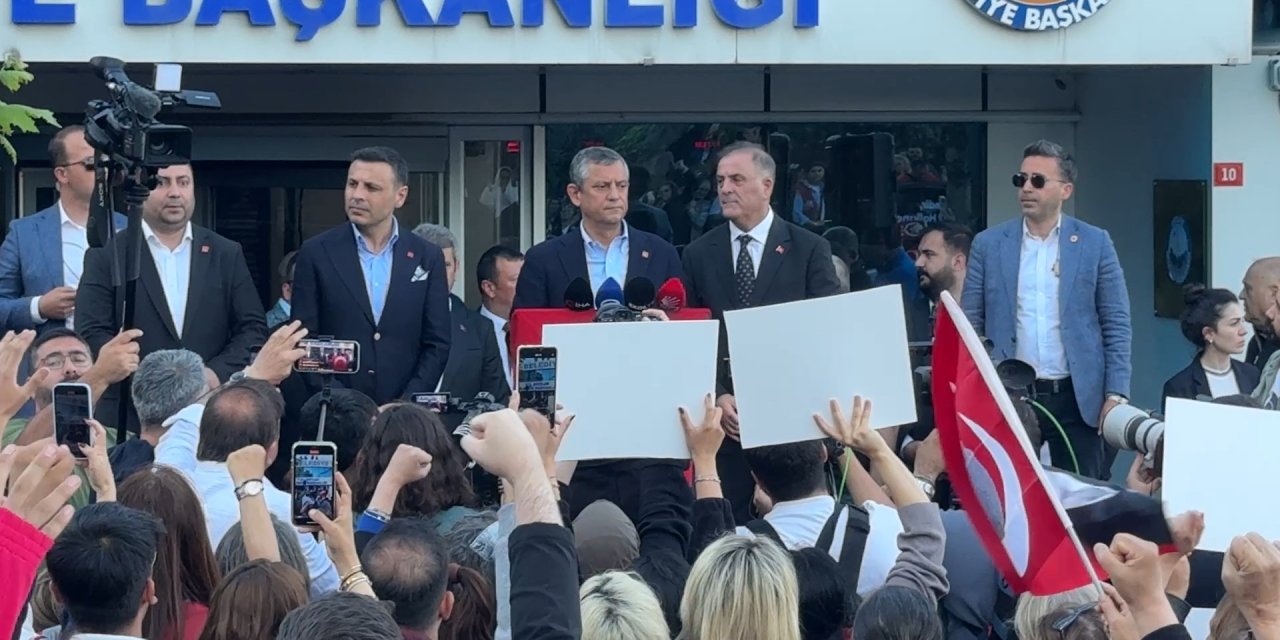 İstanbul - CHP Genel Başkanı Özel Avcılar Belediyesi önünde konuştu