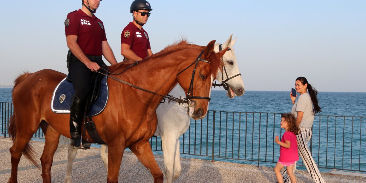 Sahilde Atlı Polisler Devriyede