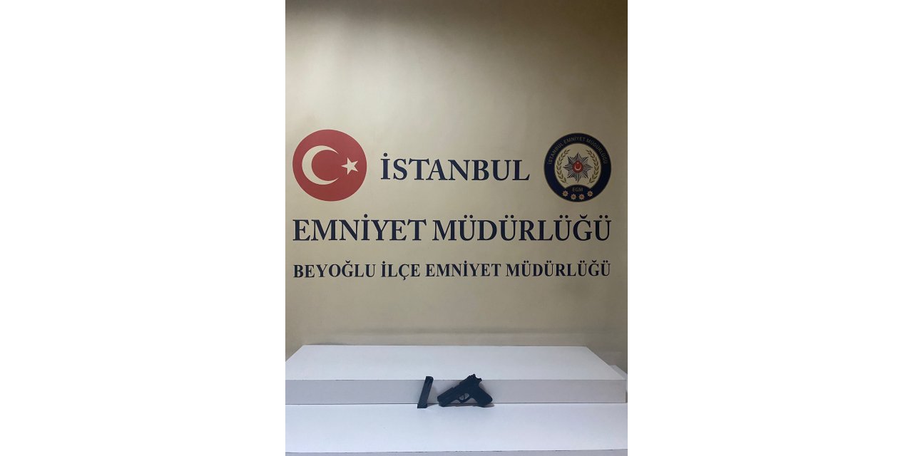 İstanbul - Taksim'de eğlence mekanında hesap tartışması: 3 arkadaşı beyzbol sopasıyla dövüp gasbettiler; o anlar kamerada