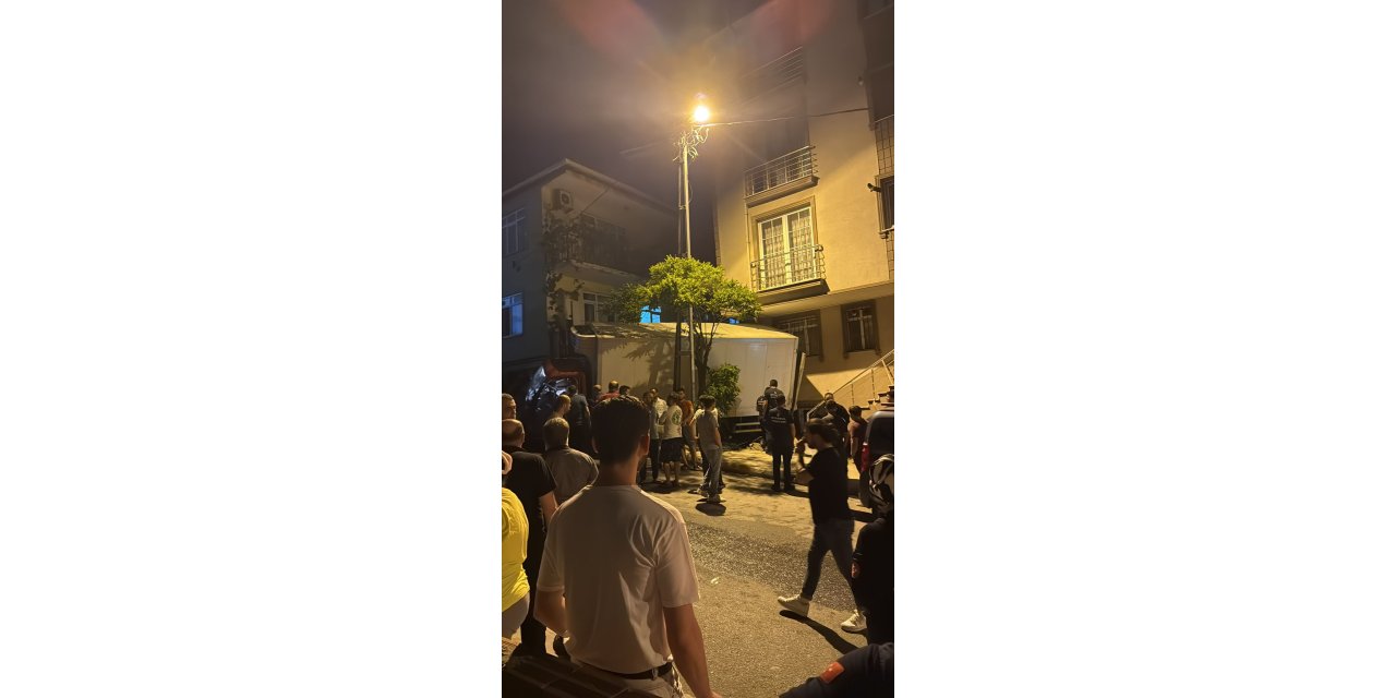 İstanbul - Pendik’te kamyonet iki araca ve binaya çarptı