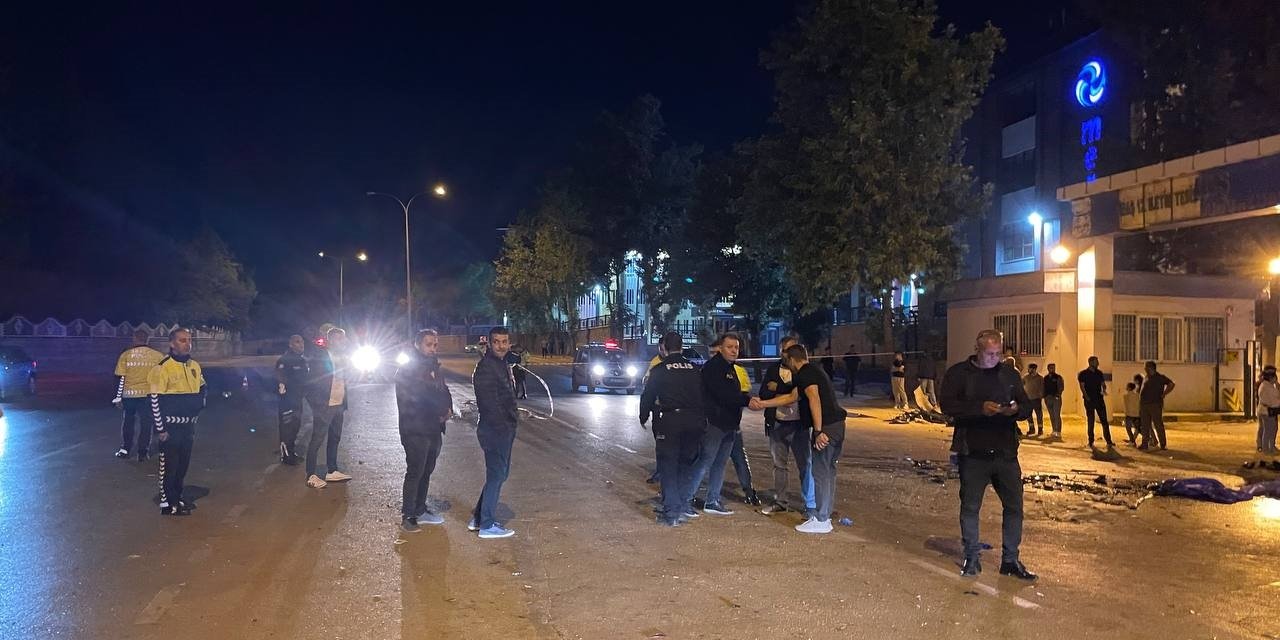 Gaziantep'te hafif ticari araç ile otomobil çarpıştı: 5 ölü, 2 yaralı