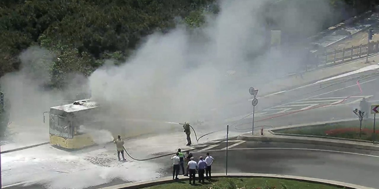 İstanbul - Sarıyer'de İETT otobüsü alev alev yandı; 25 yolcu tahliye edildi / Yangının çıktığı anın görüntüleriyle