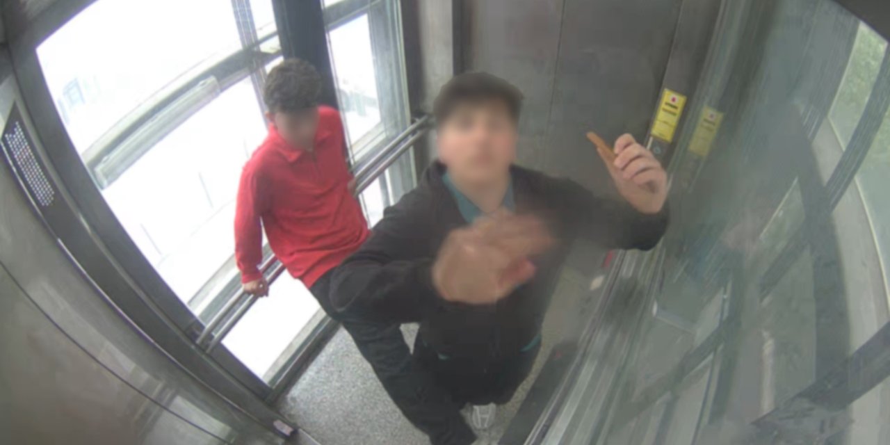 Üst geçidin asansörüne zarar verdi; o anlar kamerada