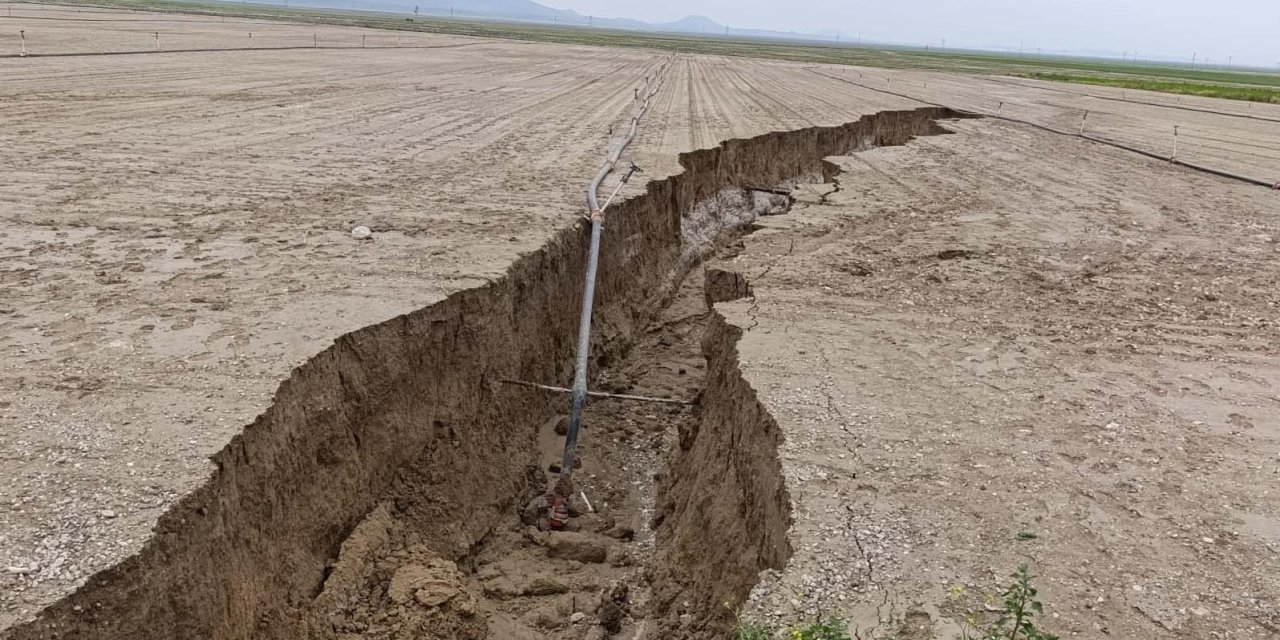 Konya'da Yağış Sonrası Tarlada Yüzey Yarığı Oluştu