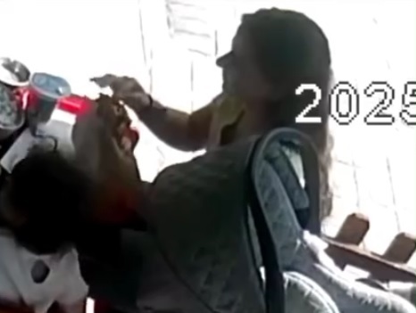 Kopardığı saçını tostunun içine koydu, o anlar kamerada