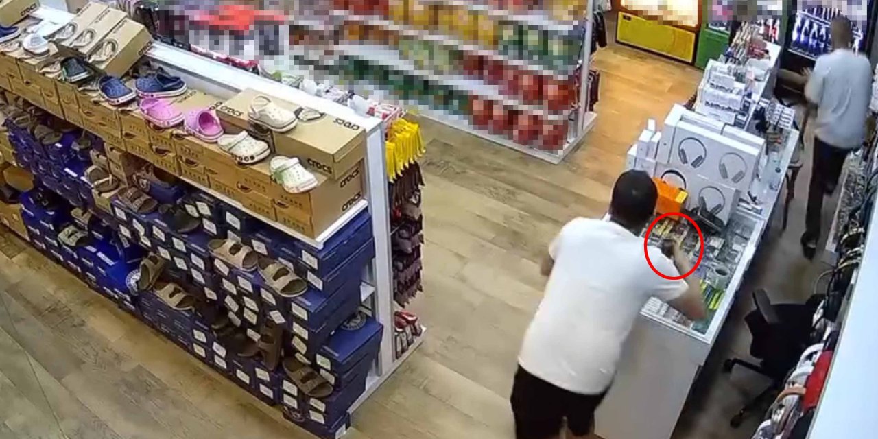 Depremden Kaçarken Elindeki Bardağı Bırakmadı