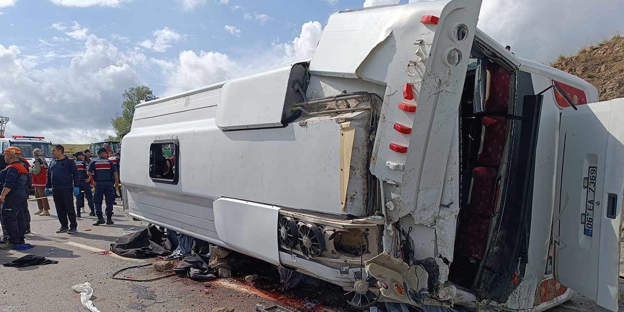 Cenazeden dönenleri taşıyan midibüs yan yattı; 2 ölü, 27 yaralı