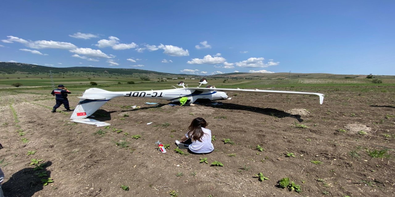 Tarlaya zorunlu iniş yapan eğitim uçağı ters döndü