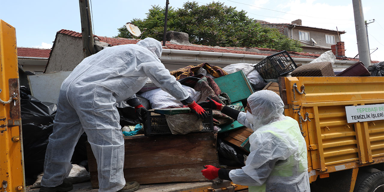 Kötü kokular gelen evden 4 kamyonet çöp çıktı