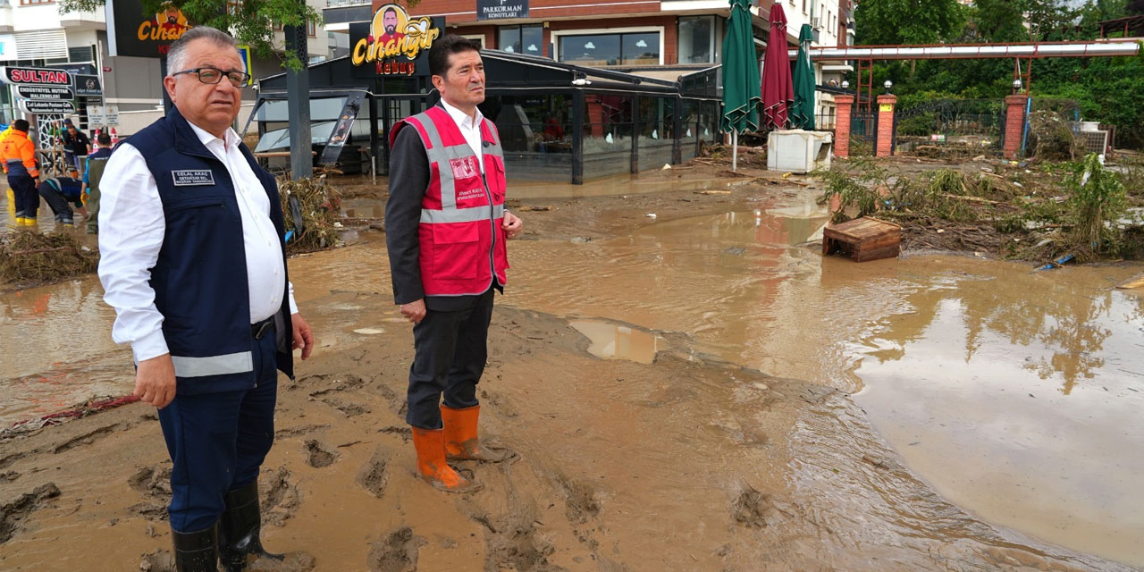 Başkan Kaya, Şiddetli Yağışın Vurduğu Beşirli ve Toklu Sahilinde Çalışmaları Yerinde Takip Etti