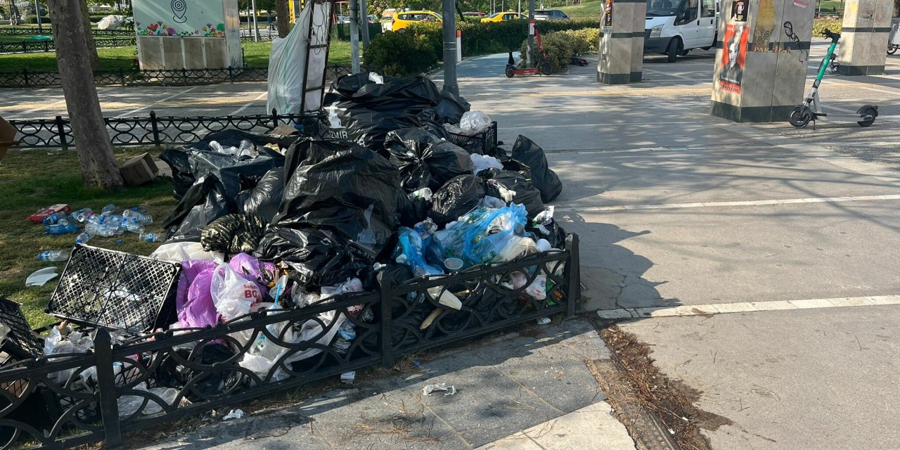 İzmir'de Grevin 6'ncı Gününde Konak'ta Çöpler Birikti