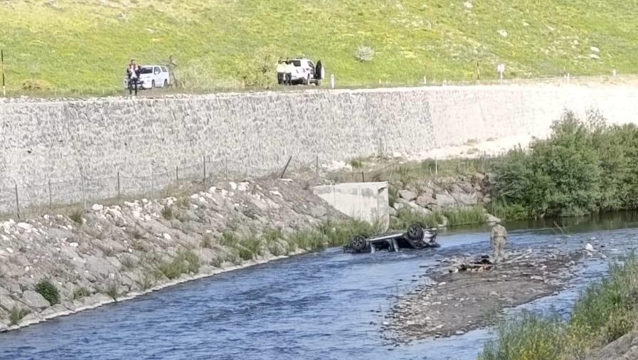 Dereye uçan otomobildeki çift ile çocukları öldü