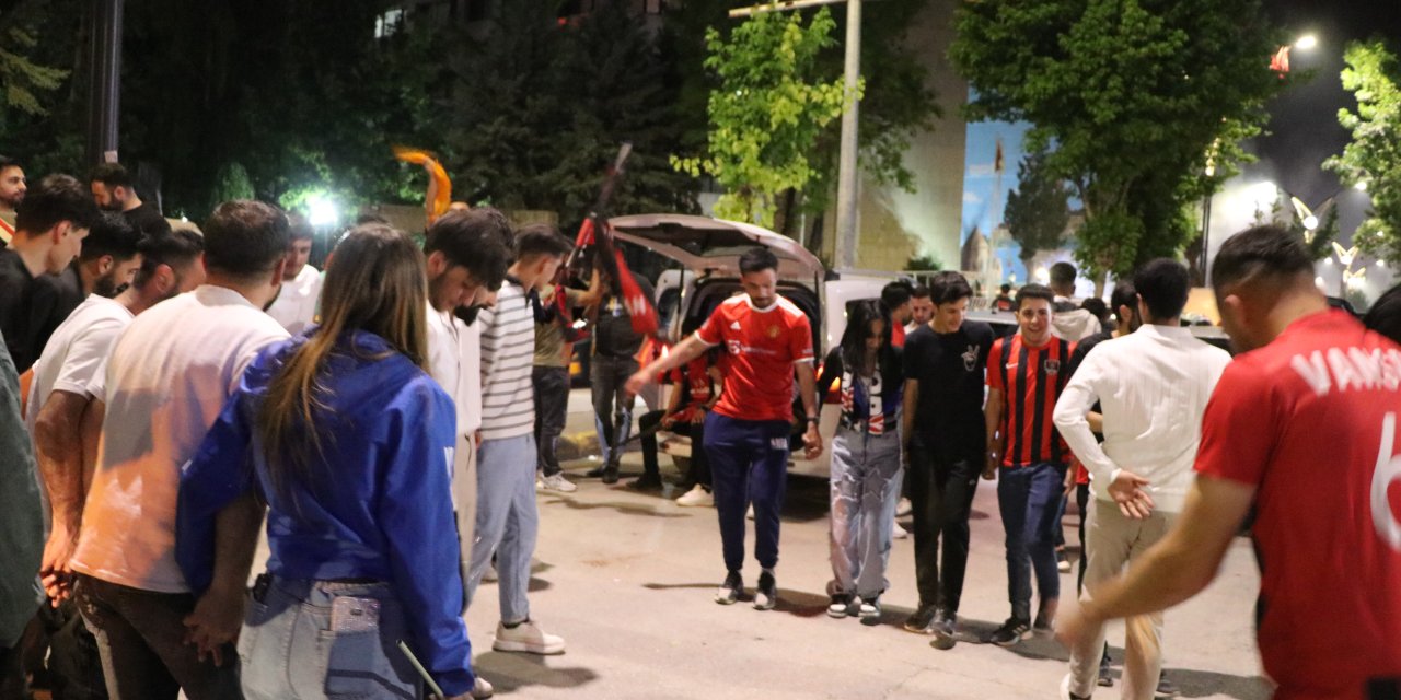 1'inci Lig'e çıkan Vanspor taraftarından halaylı sevinç gösterileri