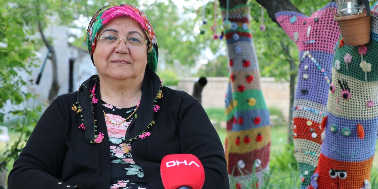 Bahçesindeki Ağaçları Örgü İle Süsledi