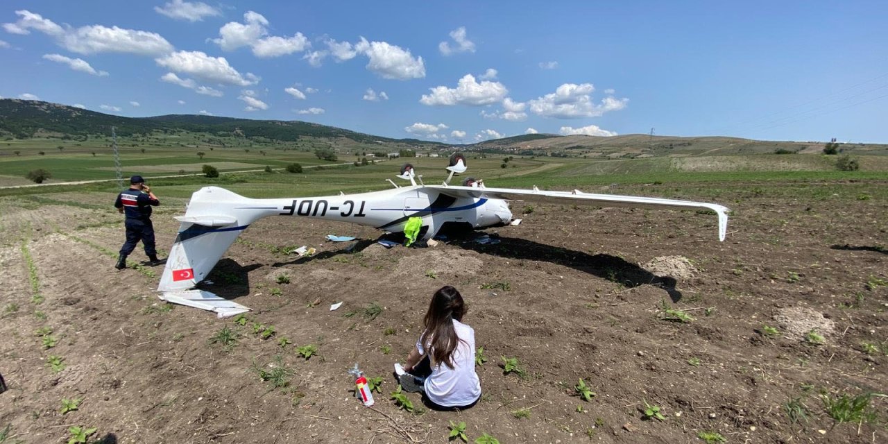 Tarlaya zorunlu iniş yapan eğitim uçağı ters döndü