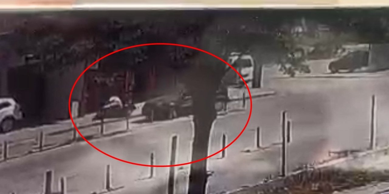 Otomobille çarpışan motosikletin sürücüsünün yaralandığı kaza kamerada