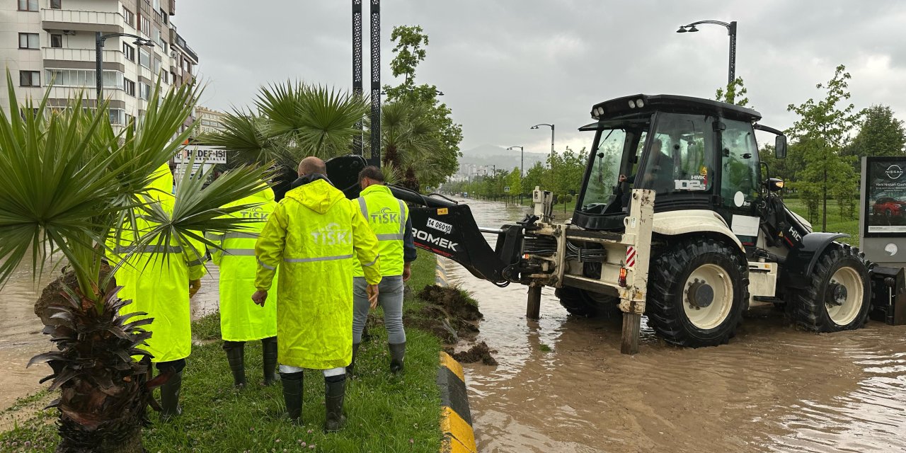 Trabzon'da Sağanak; Yollar Göle Döndü (2)