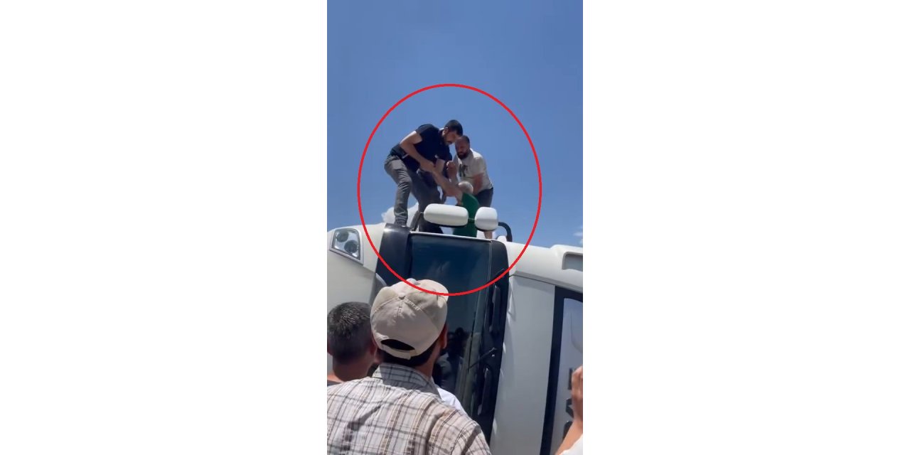 Virajı alırken devrilen TIR'ın sürücüsünü çevredekiler kurtardı; kaza kamerada