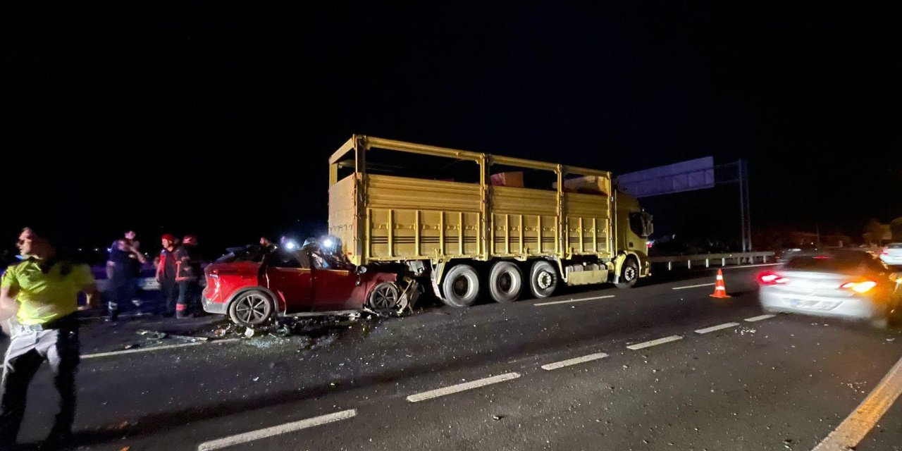 Kamyonun altına giren otomobilin sürücüsü öldü