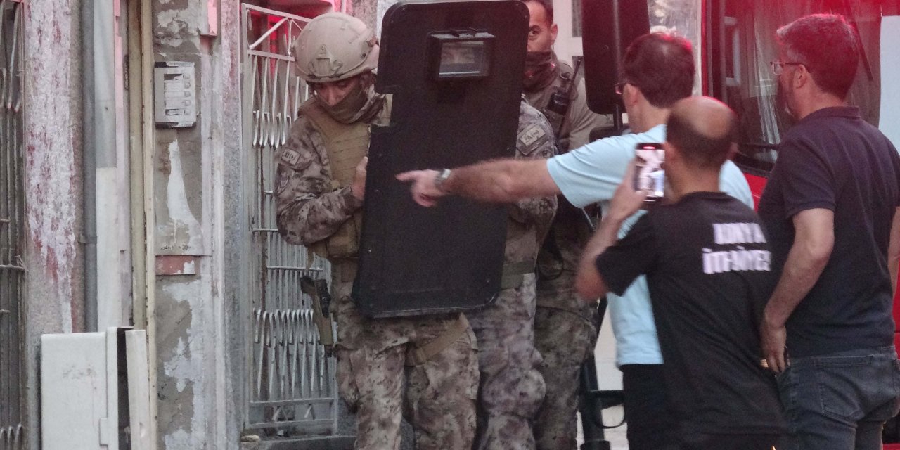 Koruma altına alınan çocuğu geri verilmeyince boğazına bıçak dayayıp, evini yaktı