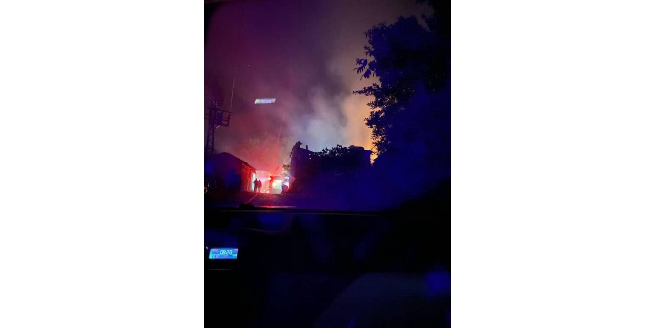 Sakarya’da 2 katlı ev yangında küle döndü