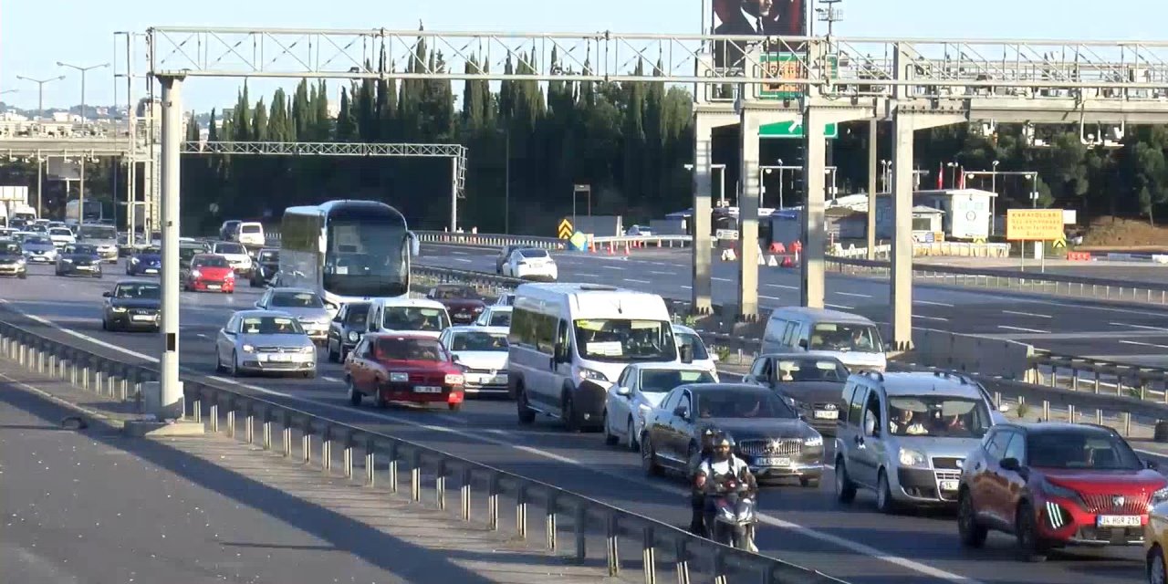 İstanbul'da sabah yola çıktılar; TEM Otoyolu'nda trafik oluştu
